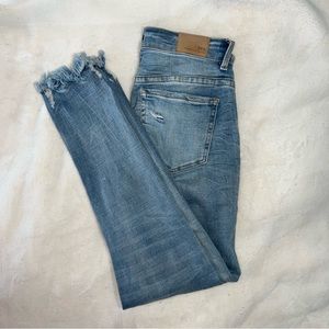 Light wash minimal distressed super stretch payton